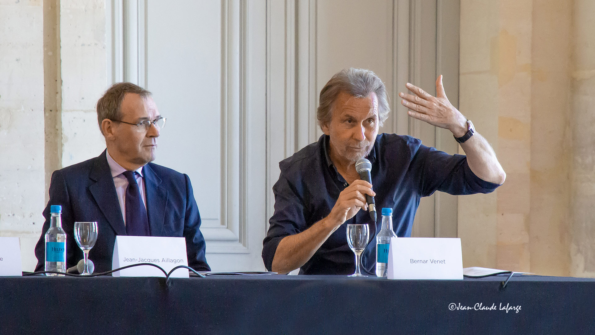 A ses cotés l'ancien ministre de la Culture et de la Communication JEAN-JACQUES AILLAGON Président du Château de Versailles à l'époque. 